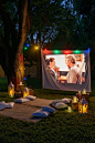 Decorazioni giardino: puoi realizzare un cinema all'aperto! Crea la giusta atmosfera con party lights catenarie di lampadine appese agli alberi, lanterne e candele led