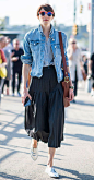 Street style look com saia midi plissada, camisa de listras e jaqueta jeans