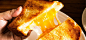 グリルドチーズ | レシピ | BALMUDA The Toaster | バルミューダ株式会社 : バターで表面をカリッとさせたトーストと、トロトロに溶けたチーズの黄金コンビ。アメリカ映画にも度々登場する、定番グリルドチーズのレシピです。本場ではフライパンの上で焼き上げるので焦がさないよう注意が必要ですが、BALMUDA The Toasterのトーストモードなら失敗知らず。ポイントは温めた琺瑯バットに乗せて焼くこと。カリッと香ばしく、本格的な味に仕上がります。