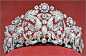 瑞典王后皇冠西尔维娅成为瑞典王后时，第一张官方肖像照戴的就是这顶王冠，它由成百上千颗钻石组合成蔓状花纹的形状，它高12.5厘米，长50厘米，西尔维娅并不经常戴它，可能因为过于沉重的缘故。@北坤人素材