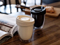 由Charlwood Design设计的Uppercup 咖啡杯，以可重复使用为出发点，采用真空隔热的双杯概念，UpperCup 由外层的透明绝缘塑胶及内层的白/黑色特里坦材质构成，在轻松携带滚烫的咖啡同时，并不会随著使用而留存任何异味。而可 180 度旋转的杯盖则用于密封/开启饮用口，并由时兴的 3D打印技术制作。