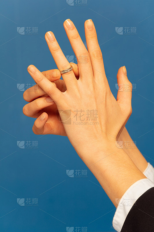 手把订婚戒指戴在结婚手指上