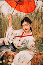 花间一壶酒，
独酌无相亲。
举杯邀明月，
对影成三人。
月既不解饮，
影徒随我身。
暂伴月将影，
行乐须及春。
我歌月徘徊，
我舞影零乱。
醒时同交欢，
醉后各分散。
永结无情游，
相期邈云汉。





