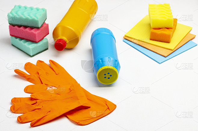 用于清洁公寓的彩色物品