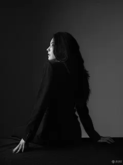 张柏芝黑白大片 眼眸深邃动人心魄似暗藏多种情绪 | 北晚新视觉