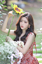 组图：杨超越夏日花丛写真好美艳 穿红色吊带碎花裙飘逸又灵动 : 31日，杨超越分享一组夏日氛围感写真。穿红色吊带碎花裙飘逸又灵动。