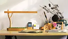 超好看的书桌布置攻略，让你坐下了就舍不得起来！ : 家里可以没有书房，但是不能没有书桌。书桌都是家里的一块净土，我们在这里看书、学习、上电脑，安安静静地度过美好时光。所以书桌的设计怎么能随便？小DO这就带你看看怎样把书桌弄得好看又有情调！