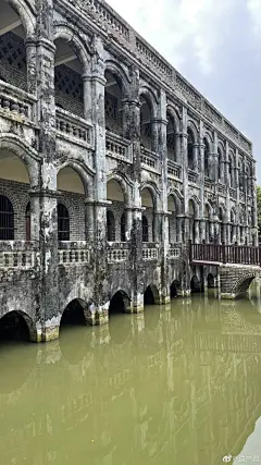广西太平坡水楼，这可能是在广西见过最奇特的民国建筑了，修建在水中央，颇有意趣。

水楼修建于1912年，高四层，第一层几乎被水淹没，圆拱门半露水面，倒影水中，而水楼如虚浮水中，微波荡漾、隐隐浮动。

关于这座楼修建的原因，目前还没有定论，曾经用作学校。如果能在这里上课学习，还挺美好的。 ​​​​