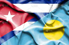 挥舞着帕劳和古巴的旗帜