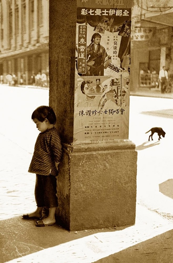 何藩拍摄最多的就是香港的市井百态，他的作...