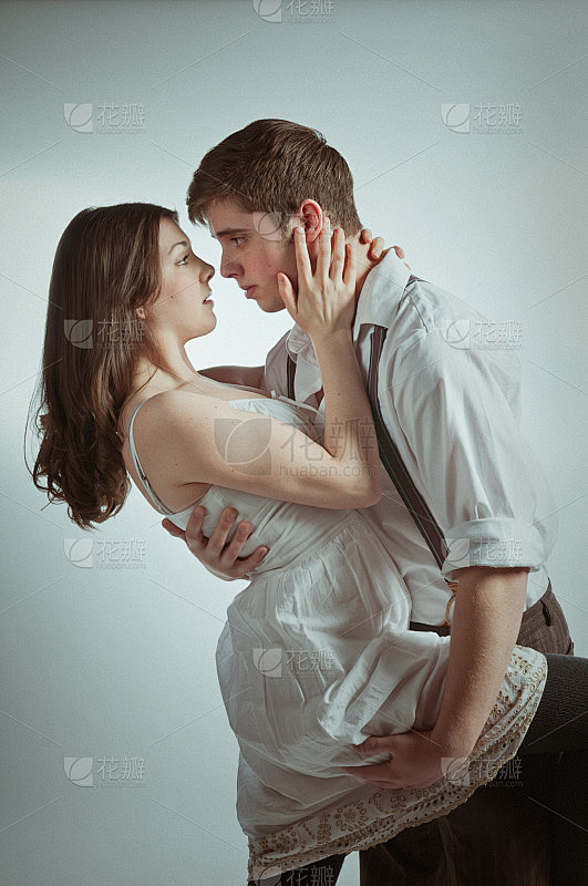 充满激情的年轻夫妇