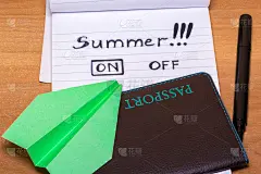 护照，信纸，钢笔，飞机放在木制桌子上。旅行的概念。夏天时断时续