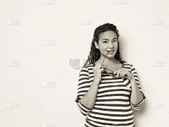 时尚迷人的年轻女子