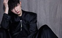王源黑色酷帅写真桌面壁纸