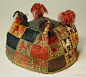 #*design*#
*

.
7–9世纪 瓦里文化（Wari）四角帽

精细编织，色彩鲜艳的帽子通常具有方形冠，四个侧面和四个尖的尖端，通常与安第斯山脉的两种古老文化有关：瓦里（Wari）和蒂瓦纳库（Tiwanaku）。瓦里帝国在公元500-1000年统治着现在秘鲁的中南部高地和西部沿海地区。蒂瓦纳库大约 ​​​​...展开全文c