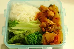 每天吃到自己做的便当好幸福啊（2）




便当12号：白饭加香辣藕片。孜然大圆菇加虎皮超级辣墨西哥椒。是想吃虎皮青椒啦，就用了jalapeno来做。把我辣死了。。。这次是重口味素菜~      
声明：全部图片转载自豆瓣“吃饱饱的贼贼”的相册，本站只作为非商业用途，版权归原作者所有。





便当13号：香辣藕片加白饭。孜然蘑菇加炖羊肉。





便当14号：酱油炒乌冬。香辣藕片。





便当15号：麻辣火锅鸡翅加麻辣藕条加白饭。不知道为什么这个相册貌......