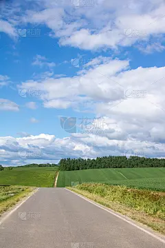 路穿过青山和蓝天