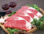 Raw sirloin steak meat and red wine_创意图片