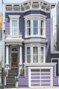 一个相当紫色维多利亚女王时代的房子在旧金山，加利福尼亚。 这个城市有惊人的历史建筑。 单击以获取更多有关...