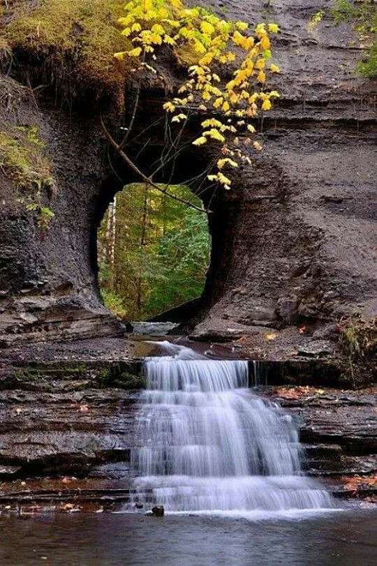 Waterfall-花瓣网