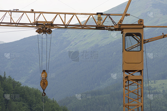 山中建筑工地的塔吊。