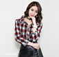 #Vogue+香奈儿# @刘诗诗 身穿@香奈儿CHANEL 2016秋冬系列格子图案短外套，佩戴J12淡蓝色表圈白色腕表。酷酷的“诗爷”驾驭起这样的小摇滚调调简直就是信手拈来好吗 #香奈儿J12XS#
