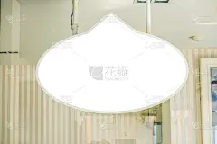 在店铺门面的玻璃橱窗内放置印有文字或模拟内容的空框海报、促销及折扣宣传资料，以作商业推广之用