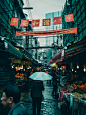 一个人拿着雨伞走在街上