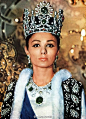 #摩登旧时光# 风华绝代的伊朗“末代王妃” Farah Pahlavi，1967-1979年间加冕王后身份，一度在王室里地位仅次于她的国王丈夫。可惜美人命运多舛，政权被伊斯兰革命推翻之后，全家人开始海外流亡生涯，流离多个国家避难，生活窘迫甚至要靠变卖首饰度日，晚年更是经历了女儿和儿子先后自杀的丧子之痛。 ​​​​