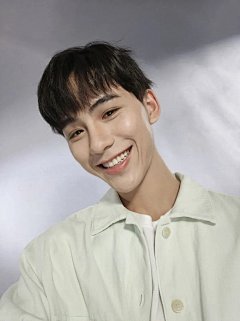 Reno6 Pro，焕采光斑人像视频 | OPPO 中国 : 全新 Reno6 Pro 5G 手机焕采光斑人像视频，在我眼里你会发光，AI 焕采美妆视频，AI 视频增强，3200 万自拍前置 +6400 万水光人像主摄，天玑 1200 旗舰级芯片，65W 超级闪充，36个月流畅护航，人像绘影专属息屏壁纸，OPPO闪达一屏两用，游戏超级闪电启动