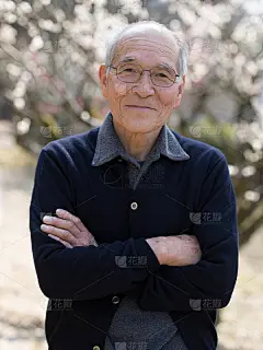 日本神社中70多岁老人的画像。