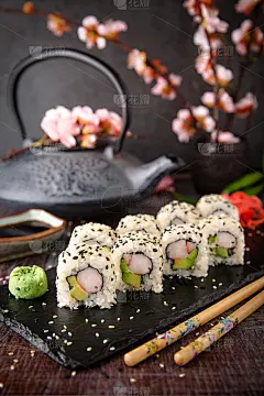 寿司卷寿司配虾、鳄梨、奶油芝士、芝麻。寿司菜单。