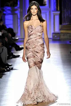 #爱尚NewLook# 早上好小可爱们
人鱼传说-Zuhair Murad 2012春夏高级婚纱礼服系列。
一早看看这些经典复古的优雅礼服，神清气爽 ​​​​
