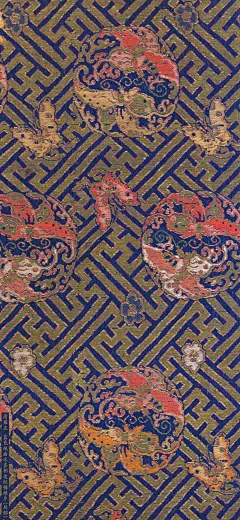 @故宫博物院
细密规整、繁而不乱的“锦纹”，常被用作其他纹饰的衬底。这些#老祖宗绣给你的绝美壁纸#，是名副其实的“锦上添花”！