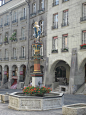 伯恩市内有11座喷泉，泉水可作为饮用水。图中便是位于正义大街上的正义女神喷泉（Gerechtigkeitsbrunnen）女神手持宝剑和天平，象征正义。,自由灵魂行旅心