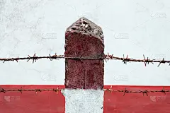 有刺铁丝网作为边界标志。