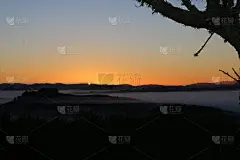 太阳冲破地平线_5188214758