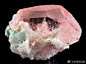 #宝石之国# 摩根石【morganite】粉色绿柱石，名字来源于美国著名的宝石收藏家 J.PlerpontMorgan。

摩根石的晶体惯态为六方柱状晶体，柱面发育纵纹。同时又明显的二色性，在原石状态下也会存在蓝粉色。【图1】

锰元素让它呈现出一种瑰丽的粉色，因为具有非常好的折射率，因此常用梨型切割方式【它的姻 ​​​​...展开全文c