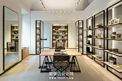 佐邉采集到F-服装店铺设计