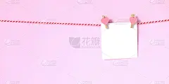 空白的白纸记事本挂在粉红色的背景上，有文本的拷贝空间