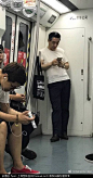 局座坐地铁被偶遇 变低头族手机不离手 第七张有亮点！