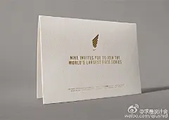 意大利工作室Happycentro为NIKE的女子马拉松比赛设计的这份限量版邀请，从平面到立体的画面转换，白金配色更显复古优雅。#求是爱设计#