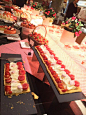 【泪奔】东京希尔顿饭店的“草莓点心节”，三十余种草莓甜品，每天使用4500多个新鲜草莓，3500日元（约合180元人民币）随便吃个够，堪称草莓控天堂…