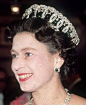 女大公弗拉基米尔皇冠与所穿的大英方的英女皇伊丽莎白二世的剑桥绿宝石