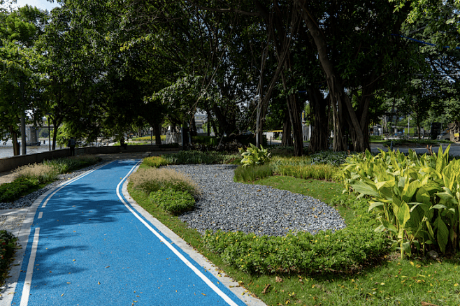 又一茶余饭后好去处来啦！大坦沙岛环岛碧道1.27公里东岸段正式完工！_部分 新碧道在原有基础上增加了蓝色的骑行道、崭新的标识牌和沿江的慢