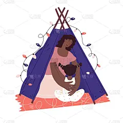 妈妈和女儿在自制的帐篷里玩耍。平面风格在矢量插图。家庭日，儿童教育，单身母亲，黑人，灯光，睡衣，爸爸