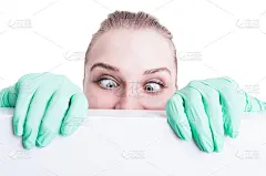滑稽的女医生抱着她的眼睛，装傻