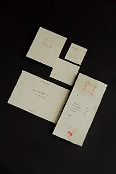 Prozess : 在重要的儀式當中，花是不可或缺的存在，它盛載了複雜而多樣的觀點，與會的人們帶著自己內心的思緒觀看「象徵著儀式的」花束，而賦予存在於儀式的花截然不同的記憶刻痕。以這種觀看單一物件的多重角度為靈感，圖樣設計上引用了立體派繪畫風格的手法。我們將幾何形的花卉圖樣拆解為多個塊狀，縮放、旋轉後重組為新的 Prozess Flower 的圖藤，而原本的花卉圖樣則留存於 Jimmy 個人的名片一角，唯有拿到名片的人，能解開這些形狀的原始樣貌。