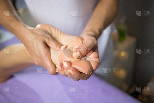 女性用手放松脚底按摩。美体护肤治疗理念。