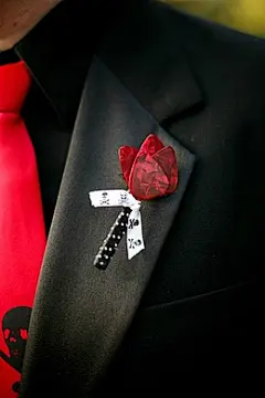 用吉他元素打造的创意新郎胸花